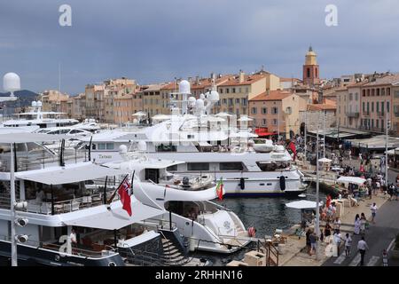 17. August 2023, Saint-Tropez, Frankreich Seabourn Pursuit Kreuzfahrt im Mittelmeerhafen von Saint-Tropez. Wetter, Sommer, Reisen, Landschaft, Touristen, Street, Credit Ilona Barna BIPHOTONEWS, Alamy Live News Stockfoto