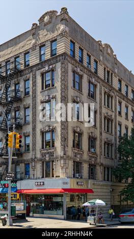 602 West 137th Street, Leslie Court, ist ein sechsstöckiges Wohnhaus, das 1907 von Emery Roth entworfen wurde und aufwendig in Terrakotta dekoriert ist. Stockfoto