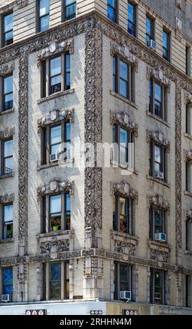 602 West 137th Street, Leslie Court, ist ein sechsstöckiges Wohnhaus, das 1907 von Emery Roth entworfen wurde und aufwendig in Terrakotta dekoriert ist. Stockfoto