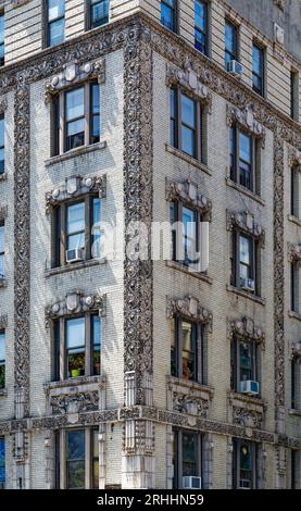602 West 137th Street, Leslie Court, ist ein sechsstöckiges Wohnhaus, das 1907 von Emery Roth entworfen wurde und aufwendig in Terrakotta dekoriert ist. Stockfoto