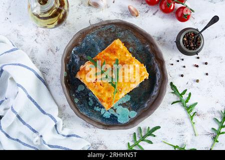 Fleischlasagne mit Bolognesesoße und Bechamelsoße. Klassische Lasagne. Draufsicht Stockfoto