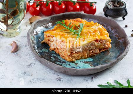 Fleischlasagne mit Bolognesesoße und Bechamelsoße. Klassische Lasagne Stockfoto
