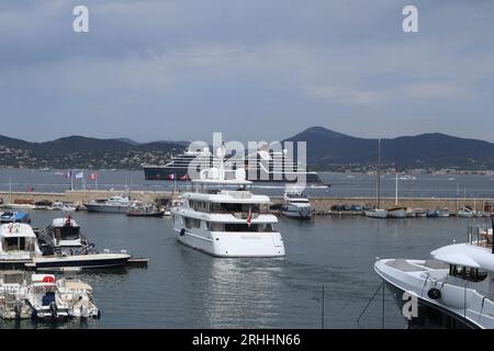 17. August 2023, Saint-Tropez, Frankreich Seabourn Pursuit Kreuzfahrt im Mittelmeerhafen von Saint-Tropez. Wetter, Sommer, Reisen, Landschaft, Touristen, Street, Credit Ilona Barna BIPHOTONEWS, Alamy Live News Stockfoto