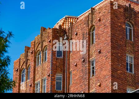 Detail eines der im Art déco-Stil gestalteten Wohnhäuser aus rotem Ziegelstein im Stadtteil Kings Cross, Potts Point in Sydney, Australien Stockfoto