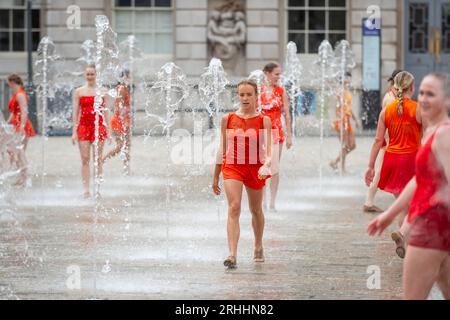 London, Großbritannien. August 2023. Tänzerinnen und Tänzer des Shobana Jeyasingh Dance Proben „Kontrapunkt“ in den Springbrunnen des Somerset House vor ihren Auftritten am Wochenende im Rahmen des Inside Out Festivals des Westminster City Council. Quelle: Stephen Chung / Alamy Live News Stockfoto