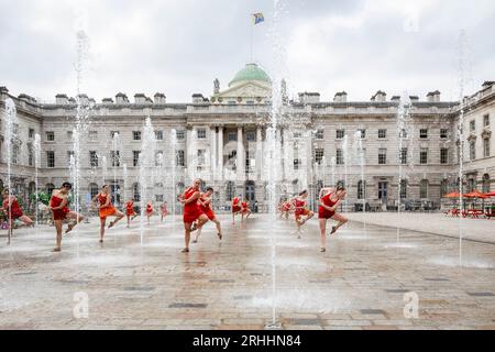 London, Großbritannien. August 2023. Tänzerinnen und Tänzer des Shobana Jeyasingh Dance Proben „Kontrapunkt“ in den Springbrunnen des Somerset House vor ihren Auftritten am Wochenende im Rahmen des Inside Out Festivals des Westminster City Council. Quelle: Stephen Chung / Alamy Live News Stockfoto