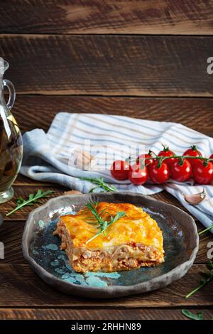 Fleischlasagne mit Bolognesesoße und Bechamelsoße. Klassische Lasagne Stockfoto