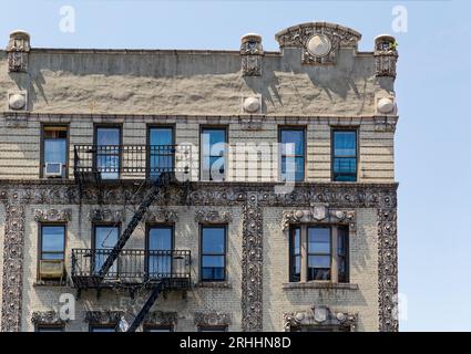 602 West 137th Street, Leslie Court, ist ein sechsstöckiges Wohnhaus, das 1907 von Emery Roth entworfen wurde und aufwendig in Terrakotta dekoriert ist. Stockfoto