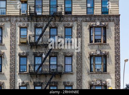 602 West 137th Street, Leslie Court, ist ein sechsstöckiges Wohnhaus, das 1907 von Emery Roth entworfen wurde und aufwendig in Terrakotta dekoriert ist. Stockfoto
