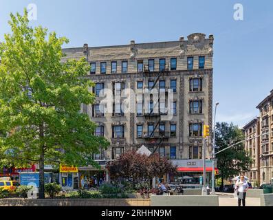 602 West 137th Street, Leslie Court, ist ein sechsstöckiges Wohnhaus, das 1907 von Emery Roth entworfen wurde und aufwendig in Terrakotta dekoriert ist. Stockfoto
