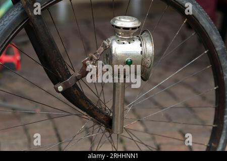 Alte Laterne im Vintage-Fahrradstil mit Wachskerzenlicht Stockfoto