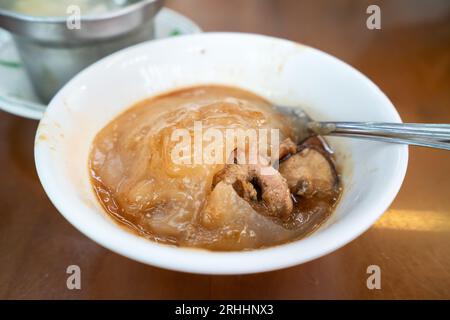Taiwanesische Fleischbällchen - leckere Street Food Bawan (Ba wan), gedünstete und frittierte Stärke verpackt runden förmigen Knödel mit Schweinefleisch innen Stockfoto