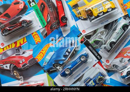 Doha, Katar - 17. August 2023: Sortiment an Hot Wheels-Druckgusskartuschen für die Hot Wheels-Serie. Hot Wheels ist ein in die-Cast-Optik gehaltenes Spielzeugauto von am Stockfoto