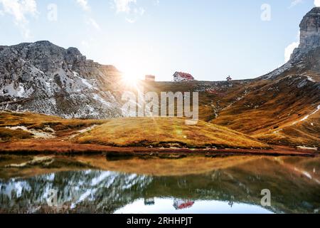 Rifugio Locatelli spiegelte sich im klaren türkisfarbenen Wasser des alpinen Sees Piani im Nationalpark Tre Cime Di Laveredo in den Dolomiten, Italien Stockfoto