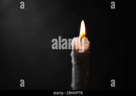 Nahaufnahme einer Kerze auf dem dunklen Hintergrund Stockfoto