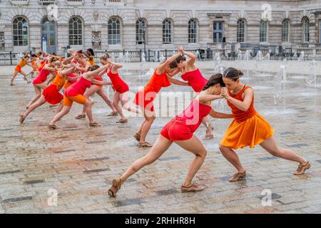 London, Großbritannien. Aug. 2023. Tänzerinnen und Tänzer von Shobana Jeyasingh Dance üben Kontrapunkt in den Springbrunnen im Somerset House vor den Aufführungen dieses Wochenendes im Rahmen des Inside Out Festivals des Westminster City Council. Guy Bell/Alamy Live News Stockfoto