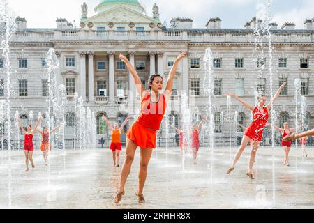 London, Großbritannien. Aug. 2023. Tänzerinnen und Tänzer von Shobana Jeyasingh Dance üben Kontrapunkt in den Springbrunnen im Somerset House vor den Aufführungen dieses Wochenendes im Rahmen des Inside Out Festivals des Westminster City Council. Guy Bell/Alamy Live News Stockfoto