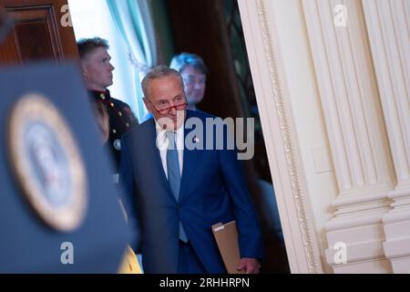 Washington, DC, USA. August 2023. Chuck Schumer (Demokrat von New York), der Mehrheitsführer des US-Senats, kommt, um sich zum Jahrestag des Inflationsreduktionsgesetzes im Weißen Haus in Washington, DC, am 16. August 2023 zu äußern. Kredit: Chris Kleponis/Pool über CNP/MediaPunch/Alamy Live News Stockfoto