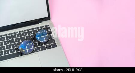 Die Brille wird auf einem Laptop platziert Stockfoto