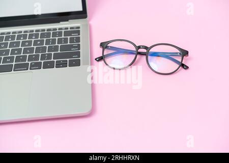 Die Brille wird auf einem Laptop platziert Stockfoto