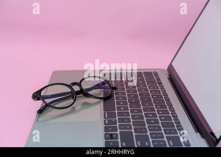 Die Brille wird auf einem Laptop platziert Stockfoto