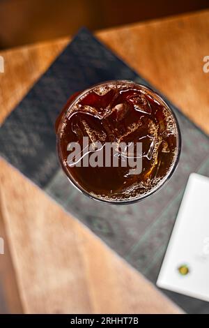 Eiskalter schwarzer Kaffee oder Americano auf dem Holztisch, selektiver Fokus Stockfoto
