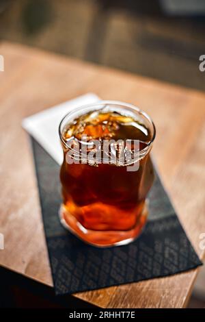 Eiskalter schwarzer Kaffee oder Americano auf dem Holztisch, selektiver Fokus Stockfoto