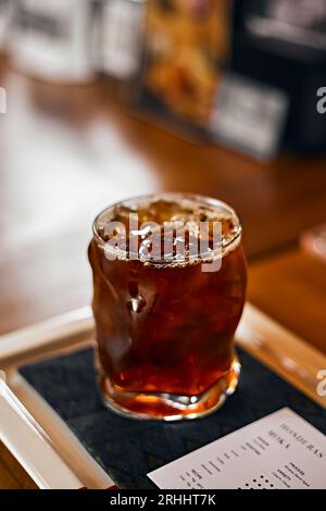 Eiskalter schwarzer Kaffee oder Americano auf dem Holztisch, selektiver Fokus Stockfoto