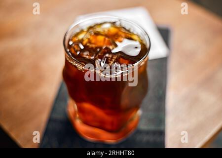 Eiskalter schwarzer Kaffee oder Americano auf dem Holztisch, selektiver Fokus Stockfoto