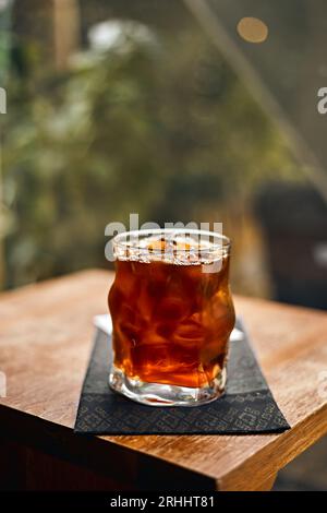 Eiskalter schwarzer Kaffee oder Americano auf dem Holztisch, selektiver Fokus Stockfoto