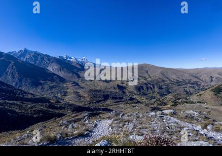 Panoramablick auf die Cordillera Blanca Bergkette von der Wanderung zum Churup-See in der Nähe von Huaraz, Peru Stockfoto