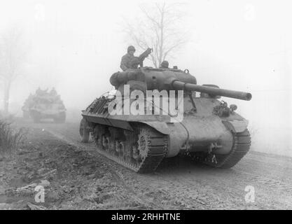 BELGIEN - Dezember 1944 - Eine Kolonne von Panzern der US-Armee rückt während eines großen deutschen Gegenangriffs durch Belgien vor, der später als "Ba" bekannt wurde Stockfoto