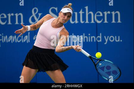 Marketa Vondrousova aus der Tschechischen Republik in Aktion während der ersten Runde des Western & Southern Open, WTA 1000-Tennisturniers 2023 am 15. August 2023 in Cincinnati, USA Stockfoto