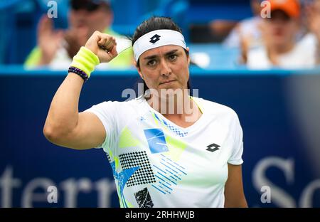 Ons Jabeur aus Tunesien in Aktion während der ersten Runde des Western & Southern Open, WTA 1000 Tennis Turniers 2023 am 15. August 2023 in Cincinnati, USA Stockfoto