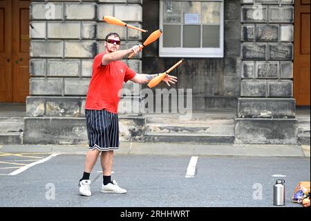 Edinburgh, Schottland, Großbritannien. August 2023. Edinburgh Fringe: Als sich der Fringe dem Ende der zweiten Woche nähert, ist die Royal Mile immer noch mit Besuchern und Darbietungen beschäftigt. Quelle: Craig Brown/Alamy Live News Stockfoto