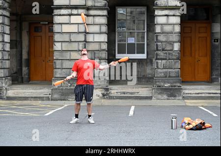 Edinburgh, Schottland, Großbritannien. August 2023. Edinburgh Fringe: Als sich der Fringe dem Ende der zweiten Woche nähert, ist die Royal Mile immer noch mit Besuchern und Darbietungen beschäftigt. Quelle: Craig Brown/Alamy Live News Stockfoto