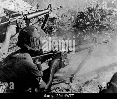 LOC NINH, VIETNAM - Oktober/November 1967 - US-Armee-GIS greifen im Oktober und November vietnamesische Cong-Truppen nahe Loc Ninh an der Grenze zu Laos an Stockfoto