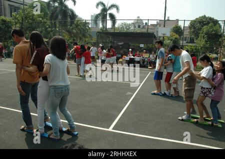 Jakarta - 17. August 2023: Family Bakiak Wettbewerb anlässlich des 78. Indonesischen Unabhängigkeitstages Stockfoto