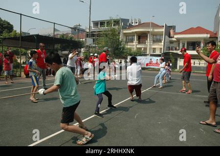 Jakarta - 17. August 2023: Tug of war Competition anlässlich des 78. Indonesischen Unabhängigkeitstages Stockfoto