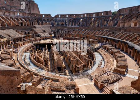 Das Innere des Kolosseums in Rom, Italien, das antike Flavische Amphitheater, das Stadion und die Gladiatorenarena. Stockfoto