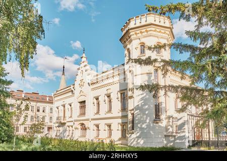 Kazan, Russland - 10. Juni 2023: Haus Schamil, Anfang des 20. Jahrhunderts. Heute Literaturmuseum von Gabdulla Tukay. Wahrzeichen der alttatarischen Siedlung, Architekt Stockfoto