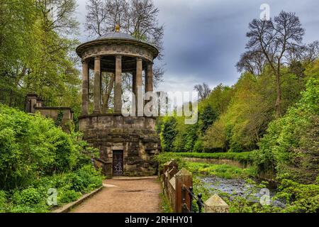 St. Bernard's Well at Water of Leith River in Edinburgh, Schottland, Großbritannien. Die Legende besagt, dass das Gebäude aus dem 18. Jahrhundert im Stil eines griechisch-römischen Tempels errichtet wurde Stockfoto