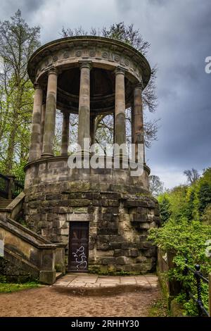 St. Bernard's Well at Water of Leith River in Edinburgh, Schottland, Großbritannien. Die Legende besagt, dass das Gebäude aus dem 18. Jahrhundert im Stil eines griechisch-römischen Tempels errichtet wurde Stockfoto