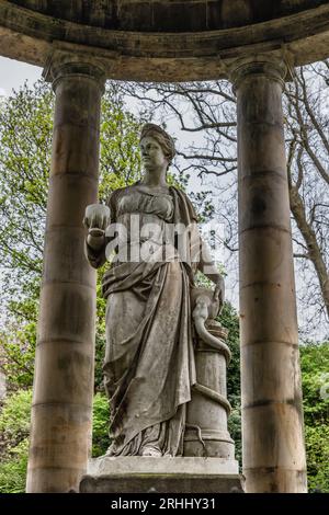 Statue von Hygieia, der griechischen und römischen Göttin der Gesundheit in St. Bernard's Well at Water of Leith River in Edinburgh, Schottland, Großbritannien. Struktur aus dem 18. Jahrhundert Stockfoto