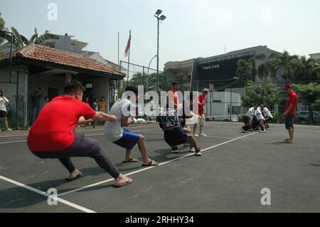 Jakarta - 17. August 2023: Tug of war Competition anlässlich des 78. Indonesischen Unabhängigkeitstages Stockfoto