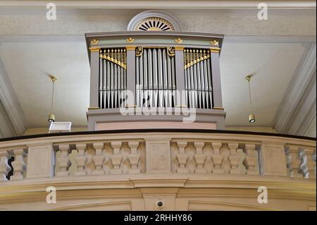 Wien, Österreich. Stiftskirche des Heiligen Kreuzes in der Mariahilfer Straße. Die Orgel der Stiftskirche stammt von Franz Ullmann Stockfoto