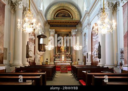 Wien, Österreich. Stiftskirche des Heiligen Kreuzes in der Mariahilfer Straße. Altarbild Ölgemälde Jesus am Kreuz von Johann Michael Hess Stockfoto