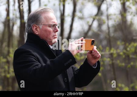 Oswiecim, Polen. April 2023. CEO von Warner Bros. Entdeckung David Zaslav im März der Lebenden im ehemaligen Nazi-deutschen Todeslager Auschwitz-Birkenau Stockfoto