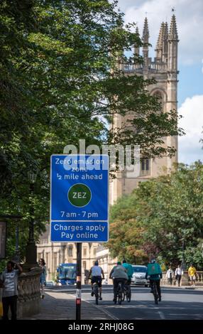 Warnschilder für die Zero Emission Zone (ZEZ) in Oxford Stockfoto