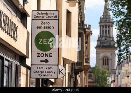 Warnschilder für die Zero Emission Zone (ZEZ) in Oxford Stockfoto